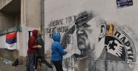 Mural Mladiću bio prekrečen nakratko, desničari obrisali farbu
