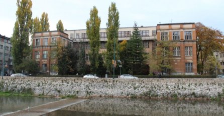 Šta se desilo u Gimnaziji Obala: Profesorica  navodno došla na čas pijana, reagovala policija?!