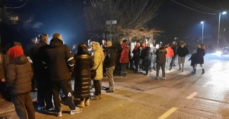 Učenici i roditelji okupili se u blizini škole: Ili hitna reakcija nadležnih ili rušimo ograde