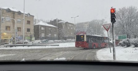 Kolaps u Beogradu zbog snijega: Autobusi prepriječili ulice, pale bandere (FOTO)