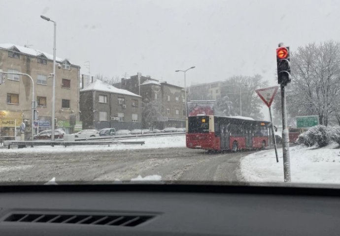 Kolaps u Beogradu zbog snijega: Autobusi prepriječili ulice, pale bandere (FOTO)