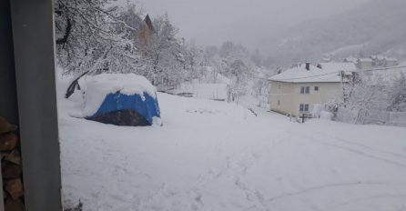 GRAD I SELA BEZ STRUJE, NEPROHODNI SVI LOKALNI PUTEVI: Snijeg pravi haos u Srebrenici