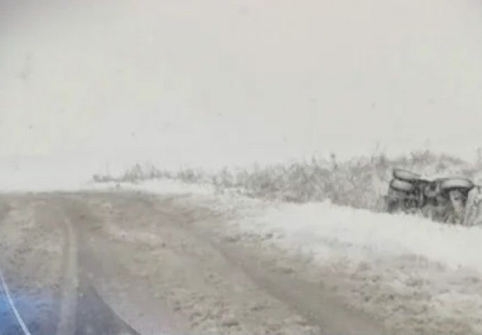  ČETIRI ODBOJKAŠICE PREBAČENE U BOLNICU: Evo u kakvom su stanju nakon prevrtanja autobusa kod Pećinaca