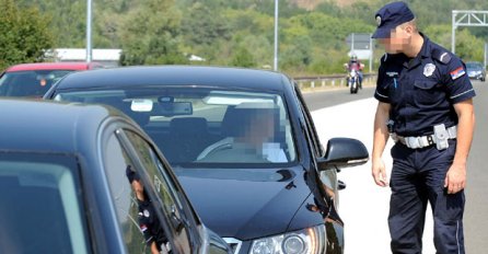 Znate li zašto POLICAJAC PRVO DODIRNE AUTO KAD VAS ZAUSTAVI: Nevjerovatno, ali postoji GENIJALAN RAZLOG