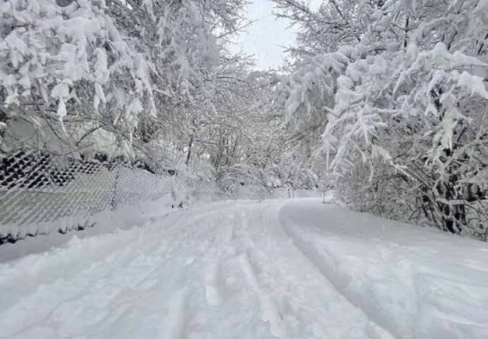 PUTEVI NEPROHODNI, NEVRIJEME U BOSNI: Nema struje u brojnim naseljima, izmjereno pola metra snijega
