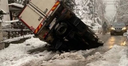 PUKAO ASFALT I PROGUTAO KAMION: Haos u dijelu Beograda, asfalt puca i na drugim mjestima (FOTO, VIDEO)