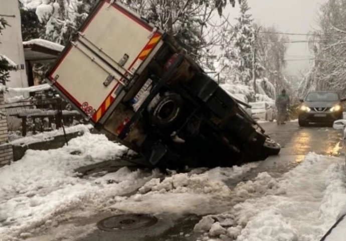 PUKAO ASFALT I PROGUTAO KAMION: Haos u dijelu Beograda, asfalt puca i na drugim mjestima (FOTO, VIDEO)