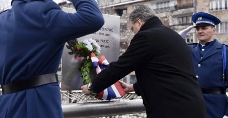 Andrej Plenković položio cvijeće na mostu "Suade i Olge", odao počast žrtvama u Sarajevu
