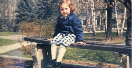 NA OVOJ SLICI IMALA JE SAMO 3 GODINE, A DANAS JE PJEVAČICA KOJU SVI VOLE: Prepoznajete li pjevačicu SA SLIKE? NJENE PJESME SIGURNO ZNATE