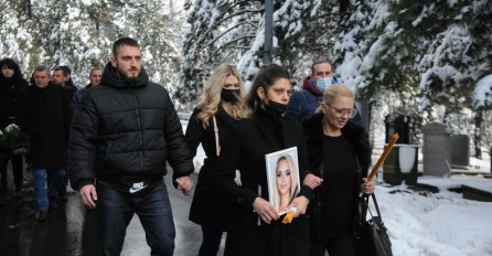 SAHRANA KRISTINE KIKE ĐUKIĆ: Porodica stigla na Lešće, sestra drži njenu sliku i lije suze, majka je drži pod ruku