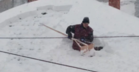 NEVJEROVATNA SCENA NA KROVU JEDNE KUĆE U SRBIJI: Komšije zanijemile kad su vidjele prizor, morali su da slikaju 