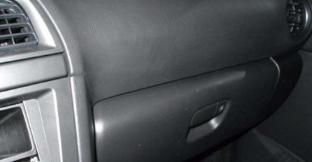 Nijedan vozač ne zna - EVO ZA ŠTA SLUŽI OVA PREGRADA U AUTU: Nije samo za odlaganje dokumenata, TRIK KOJI ĆE VAS SPASITI