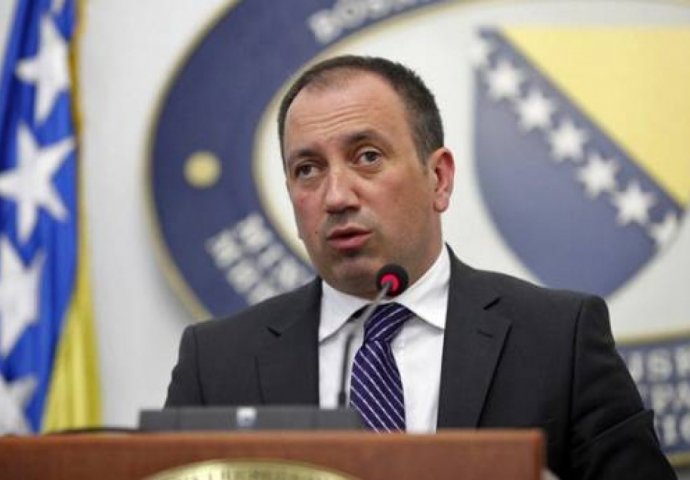 Crnadak: SNSD ulazi u opasan radikalizam, prijetnje sankcijama Njemačkoj i druge nabuloze ugrožavaju investicije