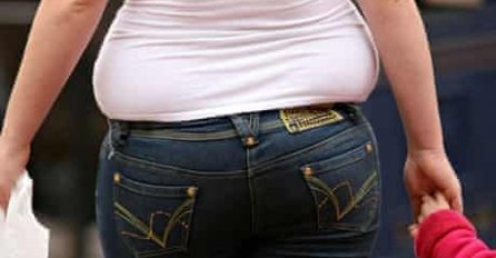 DA LI ZNATE ZAŠTO VAM SE ZADRŽAVA SALO NA STOMAKU? Ovo je razlog, a evo kako da mast sa stomaka nestane 