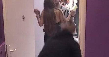 PAO PRVI POLJUBAC NAKON POMIRENJA, DALILA I DEJAN SNIMLJENI ZAJEDNO: Sve je bila igra za rijaliti, POGLEDAJTE KADROVE (VIDEO)