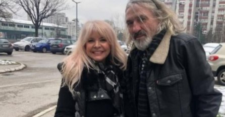 PREPOZNAJETE LI LEGENDARNOG PJEVAČA PORED HANKE: Ljudi u čudu, ne mogu da vjeruju DA JE OVO ON