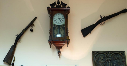 KUPIO ZIDNI SAT NA BUVLJAKU, A ONDA OTKRIO DA SE U NJEMU KRIJE PRAVO BOGATSTVO: Ne možete ni zamisliti šta je bilo unutra