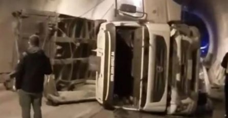 Uklonjen prevrnuti kamion u tunelu Ivan, blokada saobraćaja trajala tri sata