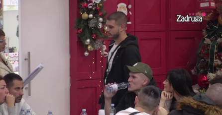 DEJAN VEČERAS NAJSTRAŠNIJE PONIŽEN, POGLEDAJTE ŠTA JE VODITELJICA PROČITALA SA PAPIRA: Zanijemio i samo sjeo (VIDEO)