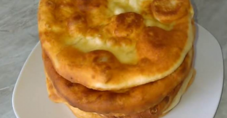 PRIJEDLOG ZA DORUČAK, KRCKAVE LEPINJICE KOJE SE PRŽE U TIGANJU: Umijese se bukvalno za minut, a najbolje su kad se preliju kajmakom