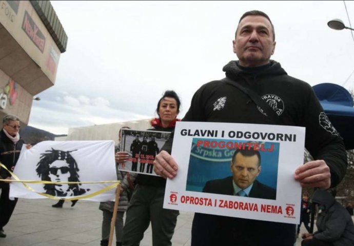 Davor Dragičević opet na Trgu u Banjoj Luci: "Uhapsite me i danas!"