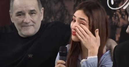 DRAMA ISPRED KUĆE BALAŠEVIĆA: Požar bukti na sve strane - vatrogasci okruženi dimom, Jovana sve snimila (FOTO)