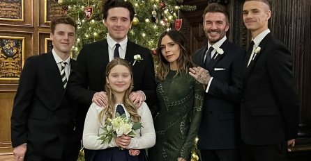  Vidite li HIT DETALJ NA BEKAMOVOJ BOŽIĆNOJ SLICI: Okupila se cijela porodica, ali SVI SE SMIJU ZBOG 1. DETALJA 