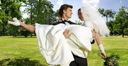 ZAŠTO MLADOŽENJA PRENOSI MLADU PREKO PRAGA: Evo šta se krije iza ovog običaja - MNOGI NISU ZNALI NA VRIJEME