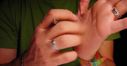 ŠTA ZNAČI KAD VAS SVRBI LIJEVI ILI DESNI DLAN: Sljedeći put ćete makar znati ŠTA VAS ČEKA!