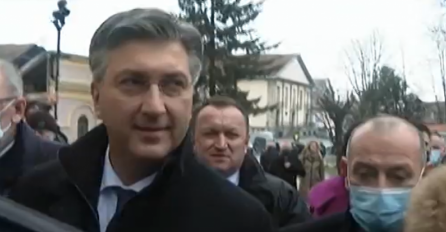 Grudva, zvižduci i transparenti za doček Plenkovića u Baniji