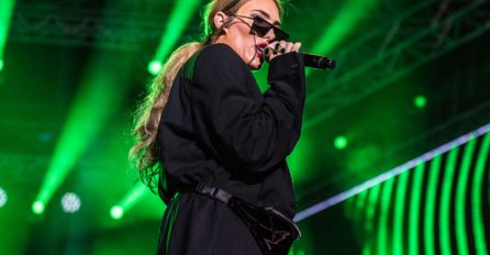 Bačen suzavac na poznatu Senidah, koncert odmah prekinut
