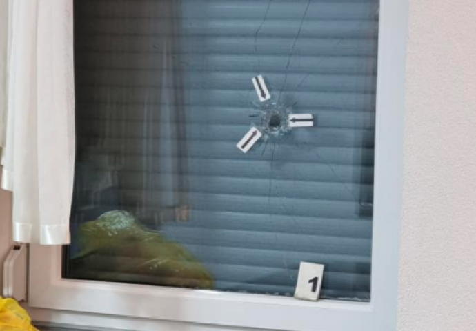 MOGLO JE BITI KOBNO: Zalutali metak završio u dnevnom boravku porodice Ćatić