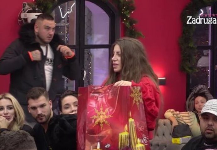 CEDEVITA POSLALA PAKET DALILI I CARU, ONA SE ISTOPILA ZBOG ČESTITKE I POKLONA: Tek da vidite njegovu reakciju, HLADAN TUŠ ZA DALILU (VIDEO) 