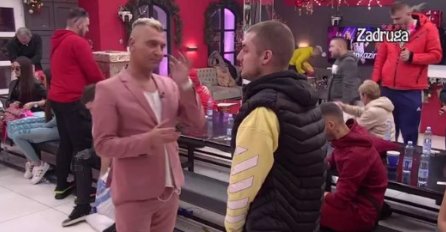 GRUJA DOBIO POKLON OD PORODICE, SLOMIO SE NA KOMADE ZBOG 1 DETALJA: Pokajao se zbog svega, GRCA U SUZAMA (VIDEO) 