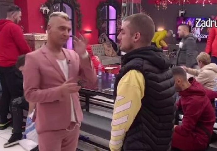 GRUJA DOBIO POKLON OD PORODICE, SLOMIO SE NA KOMADE ZBOG 1 DETALJA: Pokajao se zbog svega, GRCA U SUZAMA (VIDEO) 