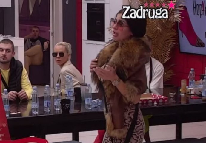 SANJA GRUJIĆ JE DOBILA NAJLUKSUZNIJI POKLON OD TAJNOG OBOŽAVAOCA: Spreman skupi poklon, ONA NE SLUTI ŠTA JE ČEKA (VIDEO) 