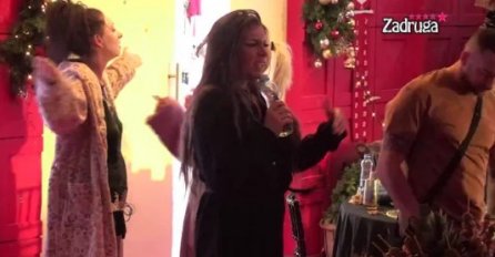 DALILA UZELA FLAŠU U RUKE I ZAPJEVALA FILIPU, GRCALA U SUZAMA UZ OVE STIHOVE: Slomila se na komade, DEJAN OČAJAN (VIDEO)