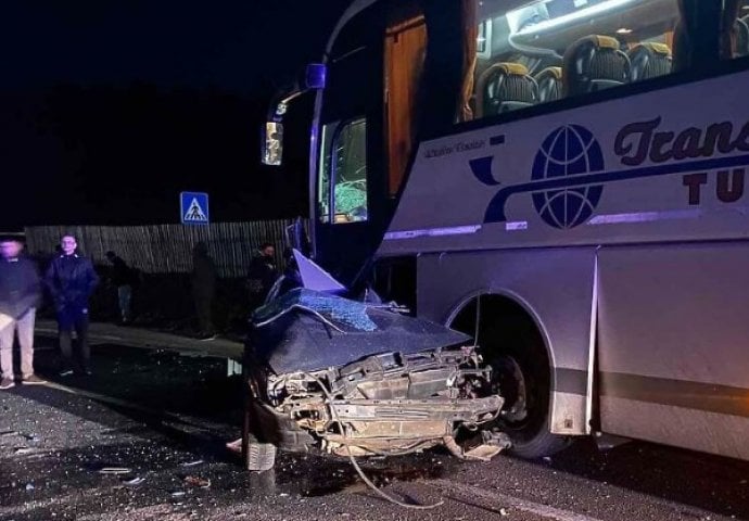 Stravična nesreća kod Olova: Muškarac poginuo nakon što se autom zabio u autobus