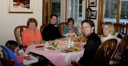 Otišli smo na porodični ručak kod muževih roditelja, a onda je SVEKAR UZEO MOJ TELEFON i uradio nezamislivu stvar