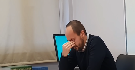 Učenici Begove medrese profesora rasplakali poklonom