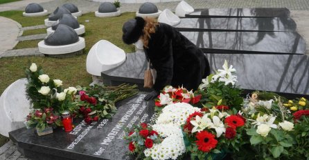 SAMA BEKUTA NA MRKINOM GROBU NA 40 DANA: Kleknula od bola, u ruci grčevito stezala ovo! BOLAN PRIZOR (FOTO)