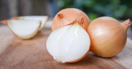 NA BADNJE VEČE PRESIJECITE GLAVICU CRNOG LUKA NA 12 DIJELOVA: Evo šta će se desiti na Božić