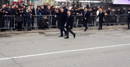 Dodikov dolazak na binu ispraćen skandiranjem, Cvijanović dala dozvolu da svečani defile krene