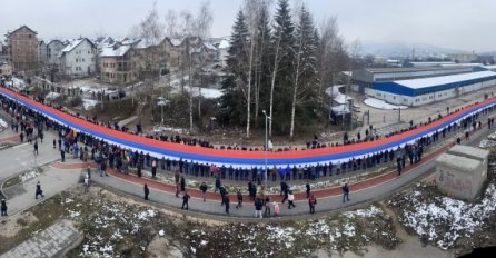 U Istočnom Sarajevu razvili najdužu trobojku za neustavni dan RS
