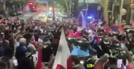 HAOS U MELBURNU: Novakovi navijači opkolili auto pod rotacijom, bačen i suzavac (VIDEO)