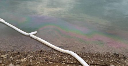 Sanacija Jablaničkog jezera u toku: Izlilo se 4,5 tona nafte, već urađeno 80 posto posla