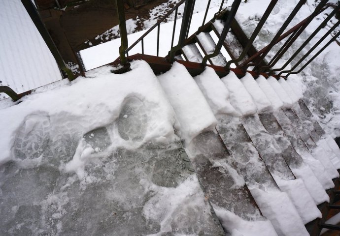 OVAJ TRIK ĆE VAS SPASITI MUKA: Evo kako da najbrže uklonite led sa stepenica i sa ulaza