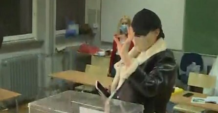 CECA RAŽNATOVIĆ DOŠLA NA GLASANJE, SVI GLEDAJU ŠTA JE OBUKLA: Kamera snimila donji dio haljine, OBJAVLJENE PRVE SLIKE  (FOTO)