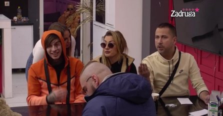 HAOS ZA CRNIM STOLOM - ĐEDOVIĆ SKOČIO NA NJEGA: Ne može da se smiri, evo šta se desilo