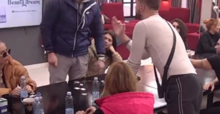 HAOS! OBEZBJEĐENJE HITNO UTRČALO U BIJELU KUĆU DA SPRIJEČI DRAMU: Nasrnuo na njega, jedva ih razdvojili (VIDEO)
